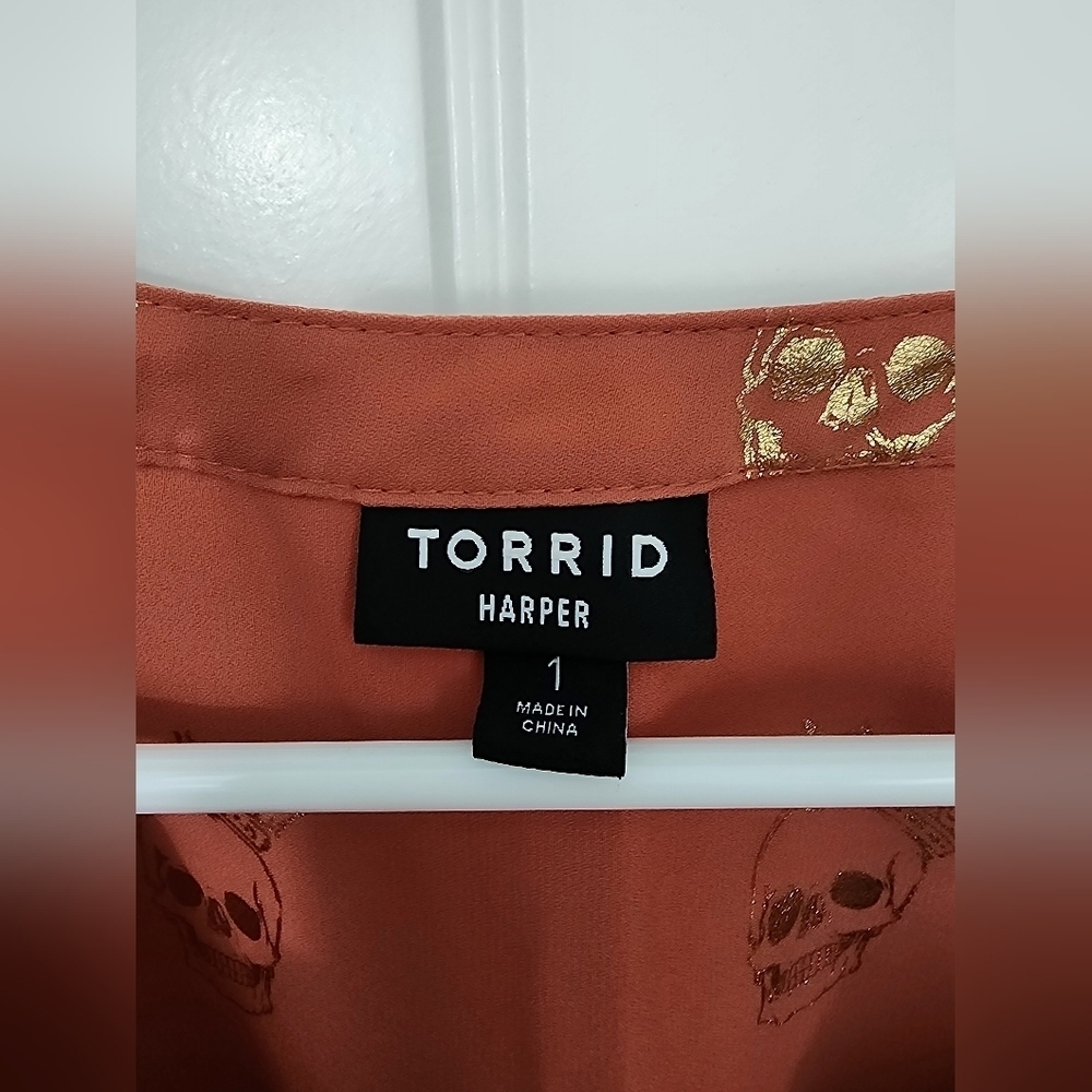 TORRID Rust Harper Pullover Georgette Blouse Gold Foil Skulls, Plus Size 1 - Picture 7 of 11